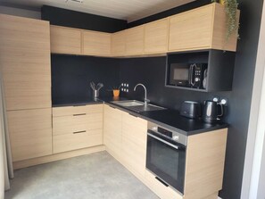 Private kitchen - Vrbo Property (Jullouville)