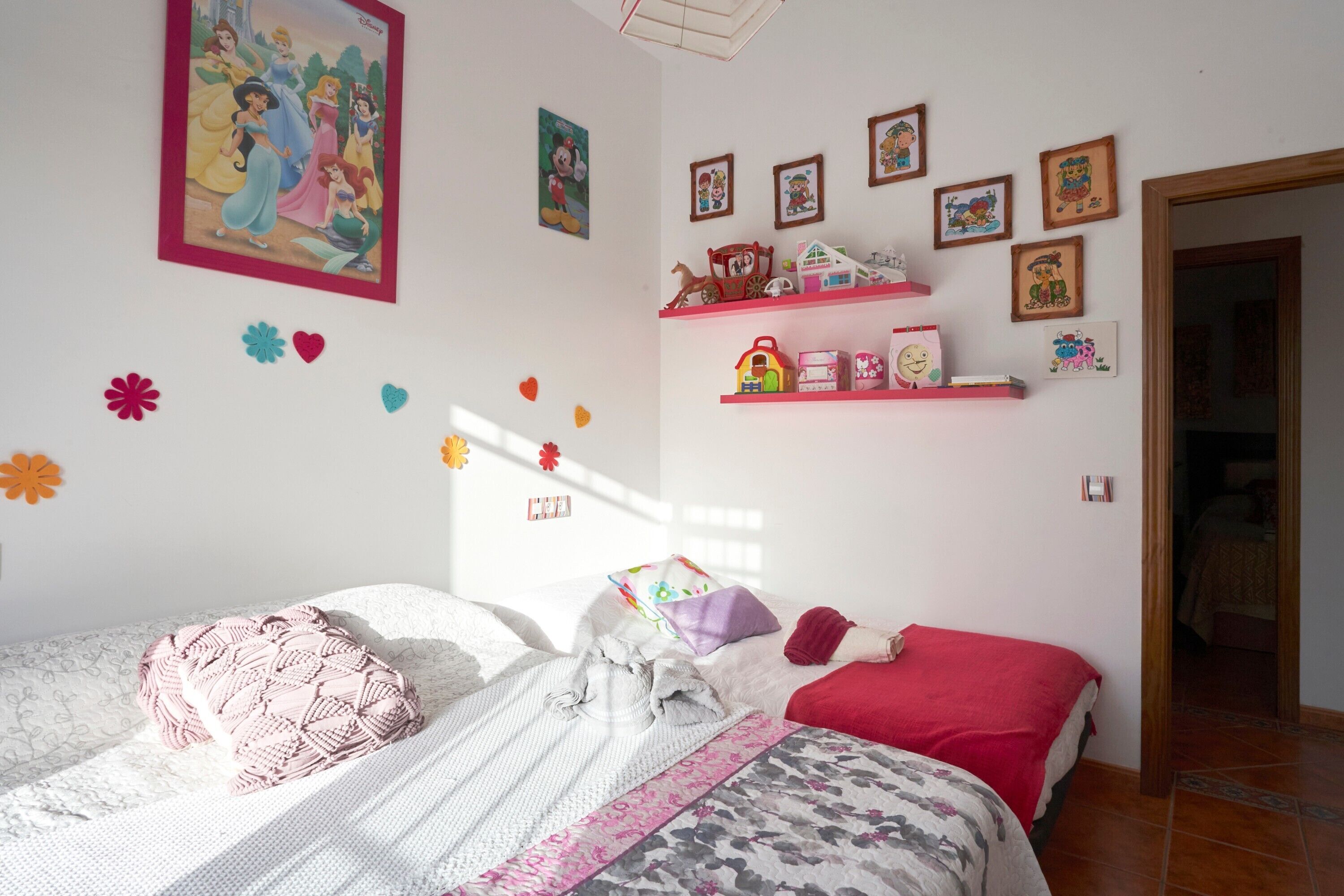 Tabla de planchar con plancha, wifi, ropa de cama