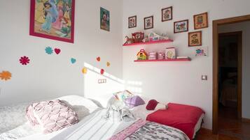 Tabla de planchar con plancha, wifi, ropa de cama