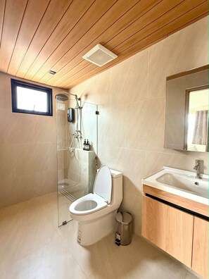 Villa, Non Smoking, Sea View | Bathroom | Shower, towels, soap, shampoo - Waveandvibes (Ko Chang)