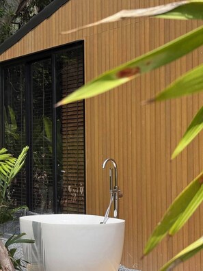 Casa, para no fumadores, vista al mar | Baño | Regadera, toallas, jabón, shampoo 