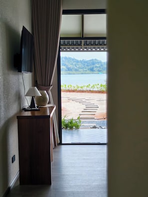 Free minibar items, desk, laptop workspace, free WiFi - Wave & Vibes Koh Chang (Ko Chang)