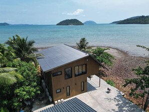 Villa, non-fumeur, vue sur la mer | Minibar contenant certains articles gratuits, bureau