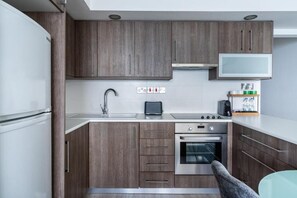 Fridge, microwave, oven, stovetop - Seaview Penthouse Studio in Limassol (Lemesos)