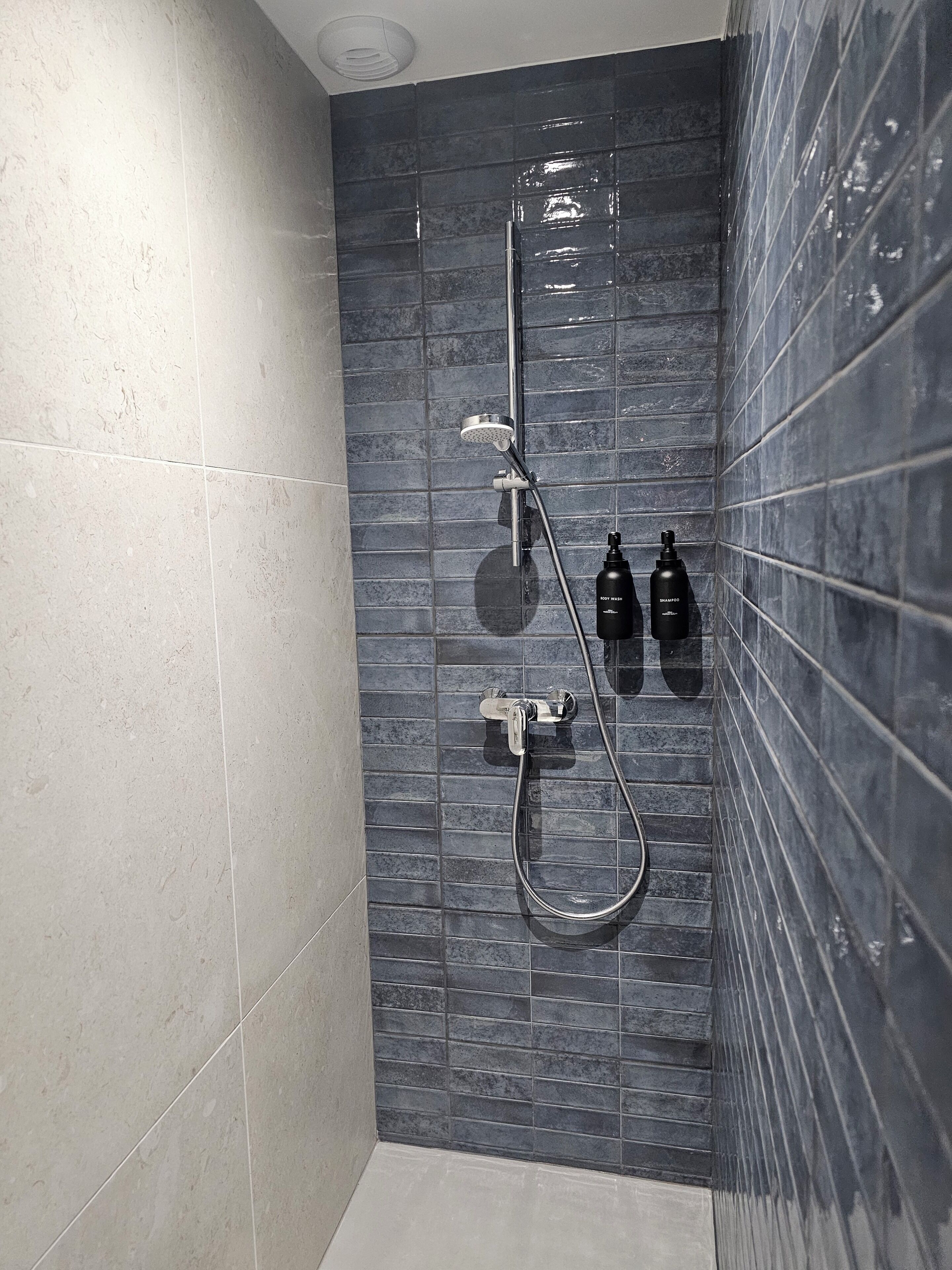 Douche, sèche-cheveux, serviettes fournies, savon