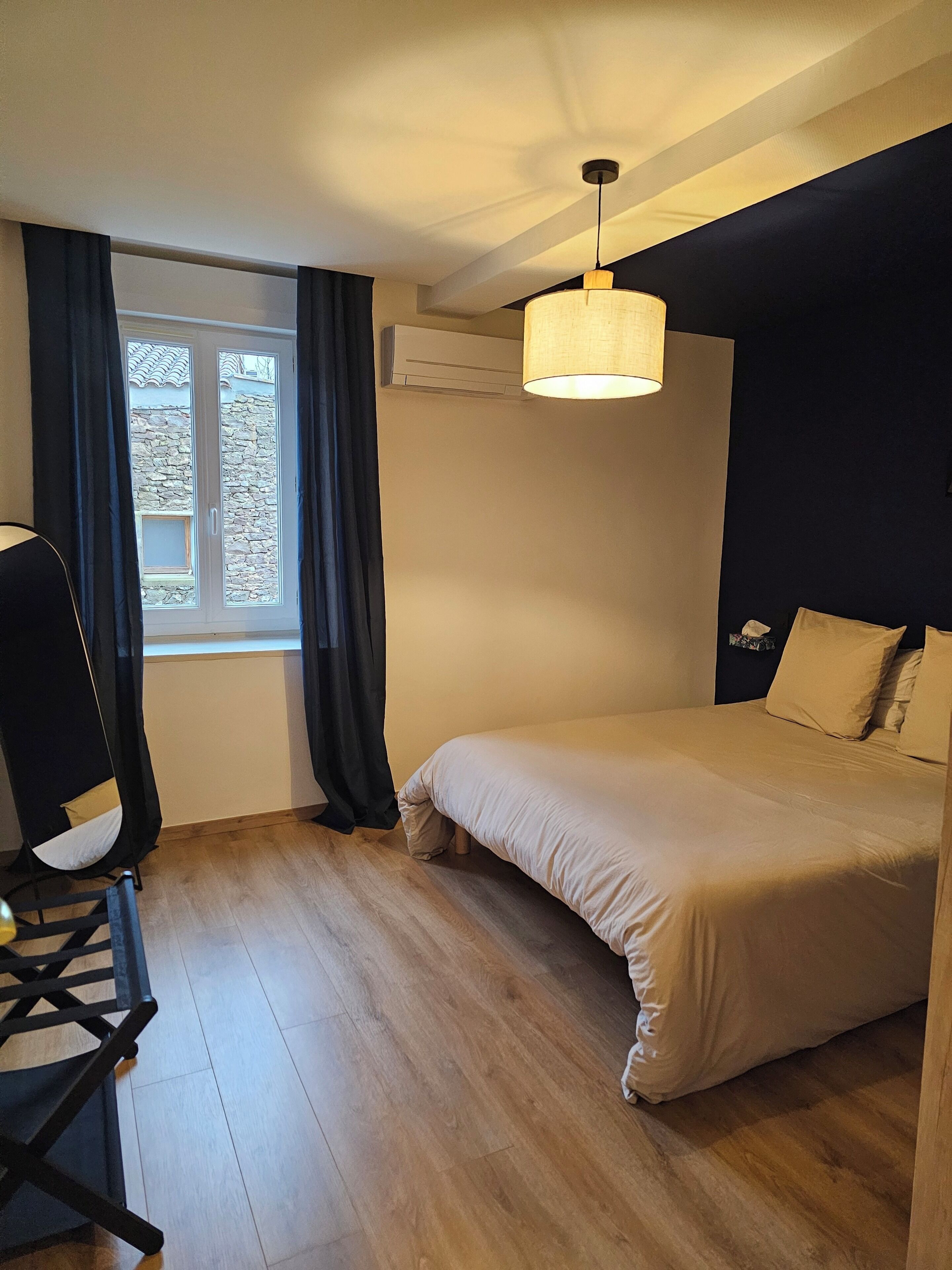 Tabla de planchar con plancha, wifi gratis y ropa de cama 