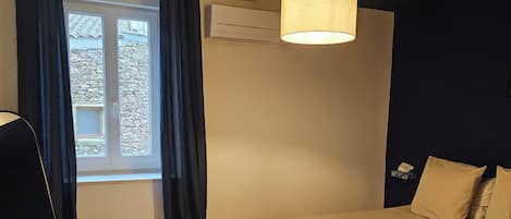 Tabla de planchar con plancha, wifi gratis y ropa de cama