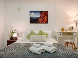 Standardzimmer | Schreibtisch, Zustellbetten, kostenloses WLAN, Bettwäsche