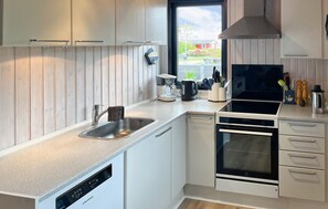 Fridge, stovetop, dishwasher, coffee/tea maker - Beautiful home in Hadsund with WiFi (Hadsund)