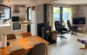 Fridge, stovetop, dishwasher, coffee/tea maker - Beautiful home in Hadsund with WiFi (Hadsund)