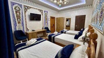 Habitación triple clásica | Ropa de cama de alta calidad, caja fuerte, escritorio