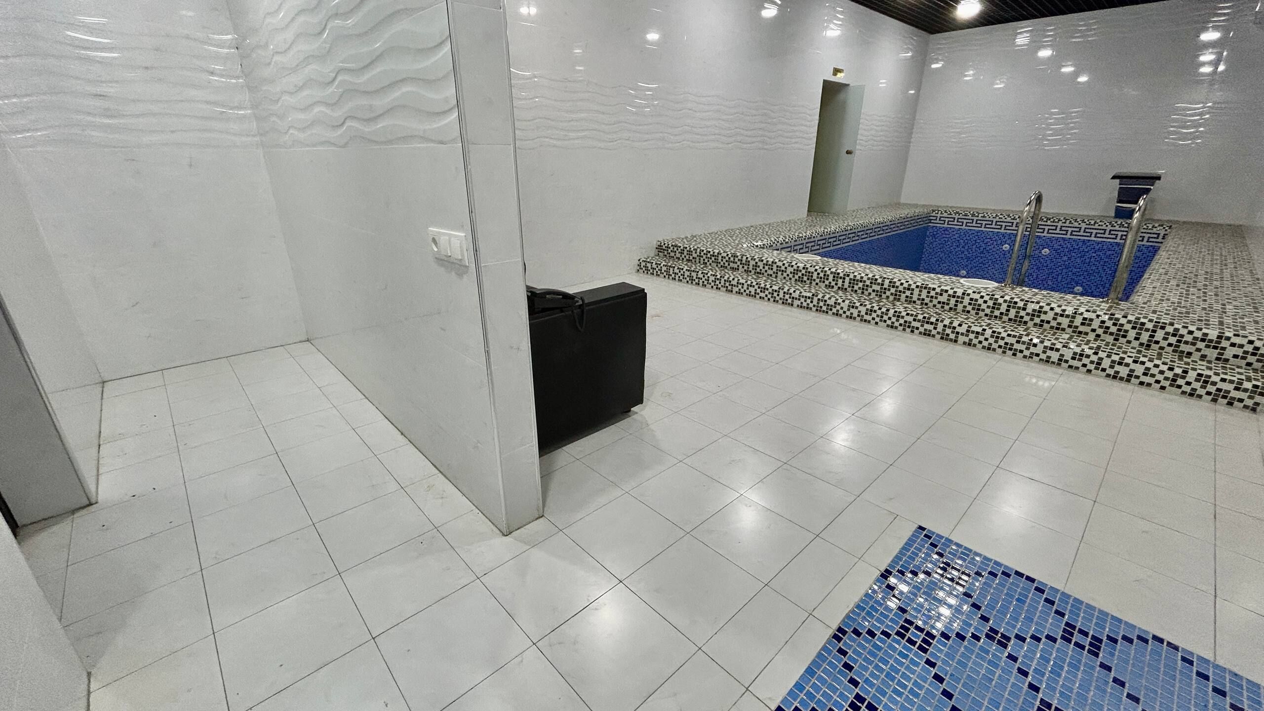 Una piscina cubierta