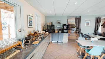 Une cuisine moderne dotée d’un bar, d’un espace repas et offrant une vue sur la rue.
