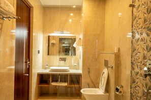 Dusche, Hausschuhe, Handtücher, Seife