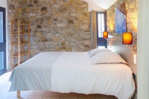 1 bedroom, free WiFi, bed sheets - Cozy Couples Cottage in Ardèche (Chambonas)