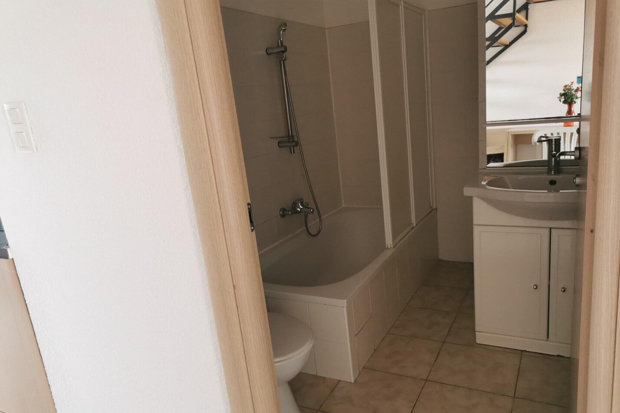 Une salle de bain avec une baignoire, des toilettes et un lavabo.