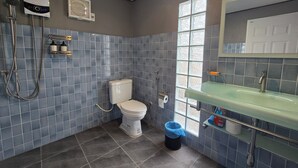 Un baño con inodoro, ducha y lavamanos.