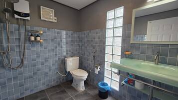 Room, 1 Bedroom, Accessible, Smoking | Bathroom