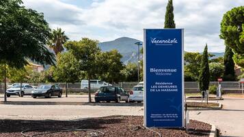 A signboard with 'Vacancéole' and 'Bienvenue' indicating a welcoming sign for a property.
