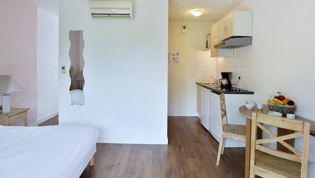 1 bedroom, WiFi (free) - Cozy Stay Near La Rochelle for 2 (Lagord)