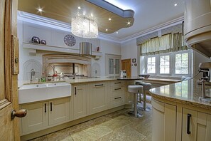 Fridge, microwave, oven, stovetop - Scale House by Group Retreats (Skipton)