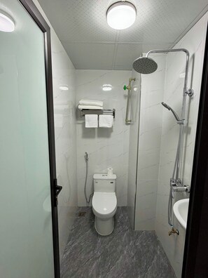 Deluxe Double Room, City View | Bathroom | Hair dryer, towels, soap, shampoo - RUBY 2 HOTEL (Xuan Dinh)