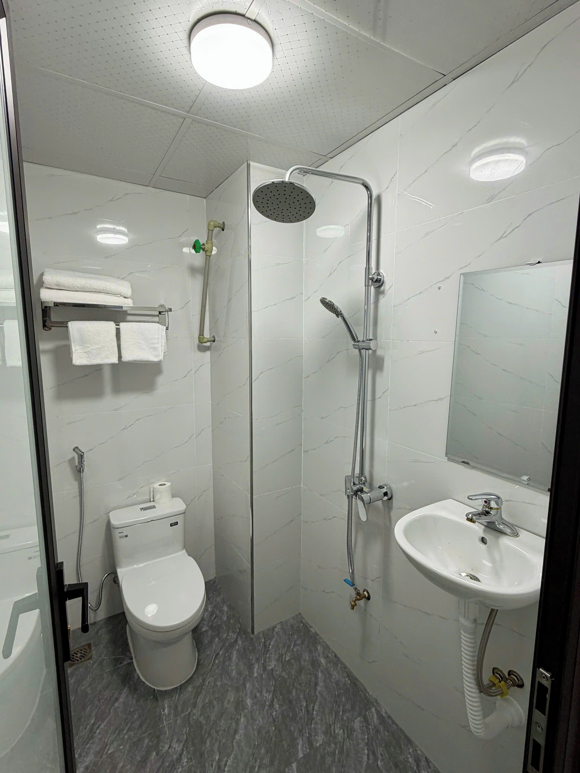 Luxury Suite | Bathroom | Hair dryer, towels, soap, shampoo