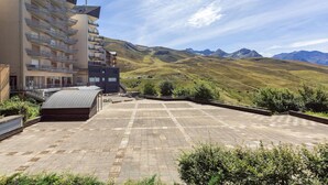 A building with multiple balconies and a terrace area. - Central Auris-en-Oisans Stay for 4 (Germ)
