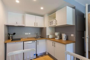 Microwave, oven, stovetop, dishwasher - Central Auris-en-Oisans Stay for 4 (Germ)