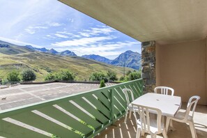Outdoor dining - Updated Studio for 4 with Indoor Pool (GERM)