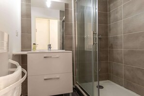 Shower - Updated Studio for 4 with Indoor Pool (GERM)
