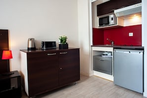 Coffee/tea maker, fridge, microwave, oven - Cozy 2-Person Studio in Correze (DINAN)