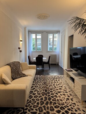 Living area - Cozy 1-bedroom apartment in Paris 16th with AC, wifi and an equipped kitchen. (Paris)