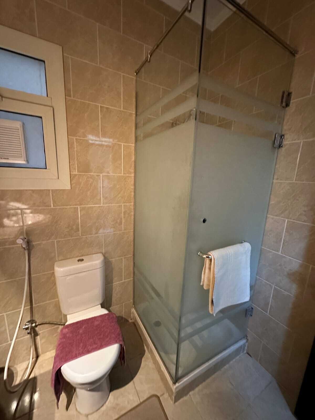 Secadora de cabello, toallas, jabón, papel de baño 
