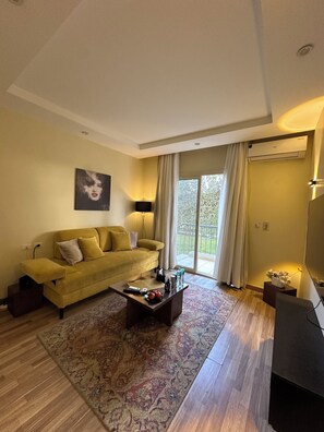 Living area - Luxury Stay in Sheikh Zayed -Private Garden + Swimming Pool (6th of October City)