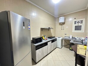 Private kitchen - Luxury Stay in Sheikh Zayed -Private Garden + Swimming Pool (6th of October City)