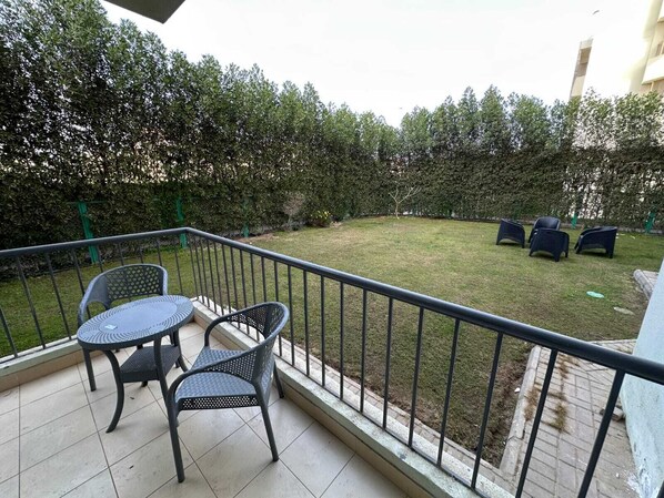 Outdoor dining - Luxury Stay in Sheikh Zayed -Private Garden + Swimming Pool (6th of October City)