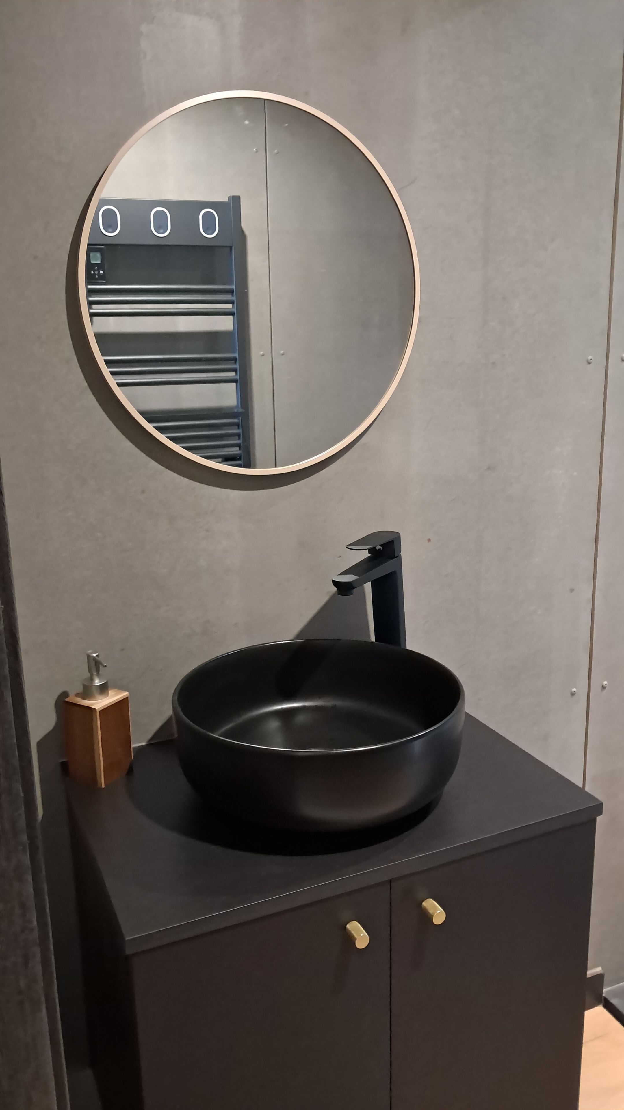 Secadora de cabello, toallas, jabón, papel de baño 