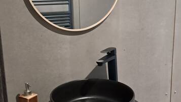Secadora de cabello, toallas, jabón, papel de baño