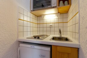Fridge, microwave, oven, stovetop - Compact slope-side studio for two (LES  2  ALPES)