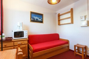 Interior - Compact slope-side studio for two (LES  2  ALPES)