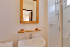 Shower - Compact slope-side studio for two (LES  2  ALPES)