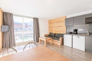 Smart TV - Bright studio with cosy sleeping corner (LES  2  ALPES)
