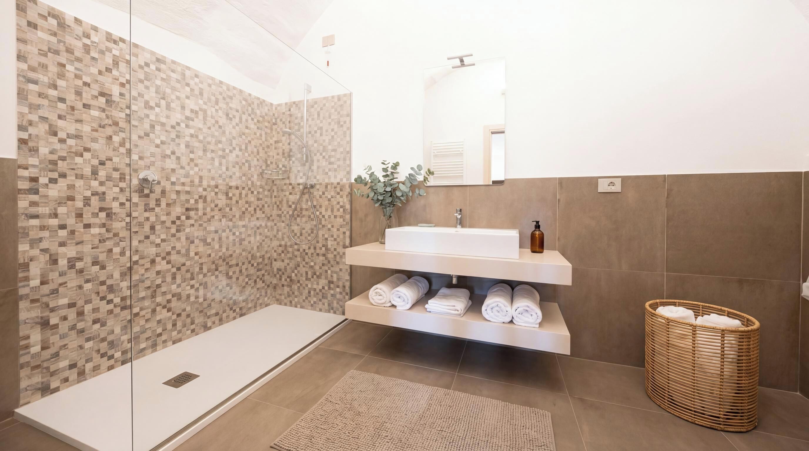 Een haardroger, een bidet, handdoeken, zeep