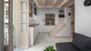 Ein modernes Interieur mit Küche, Essbereich und Treppe.