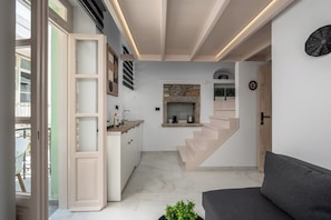 Ein modernes Interieur mit Küche, Essbereich und Treppe.