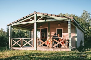 A small wooden cabin with a porch, numbered 59, surrounded by greenery. - Cozy Cottage Retreat in Corrèze (Beynat)