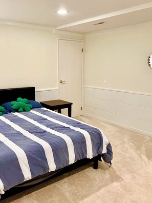 Free WiFi, bed sheets - Woodinville peaceful forest retreat near wineries and Redmond (Woodinville)