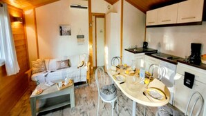 A cozy interior with a dining area, kitchen, and living room. - Coastal Family Cottage for Six (Saint-Denis-d'Oléron)