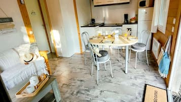 Kylskåp, mikrovågsugn, spishäll och diskmaskin